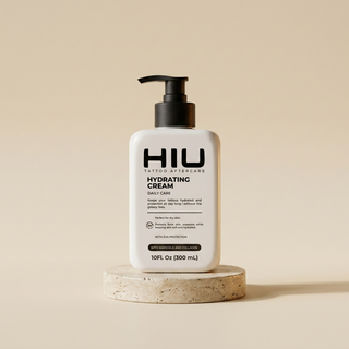 Crema hidratante HIU sobre pedestal de travertino, fondo crema