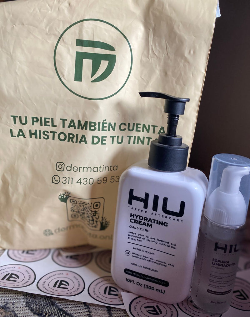 Foto real del kit: bolsa Dermatinta, crema hidratante HIU y espuma limpiadora HIU.