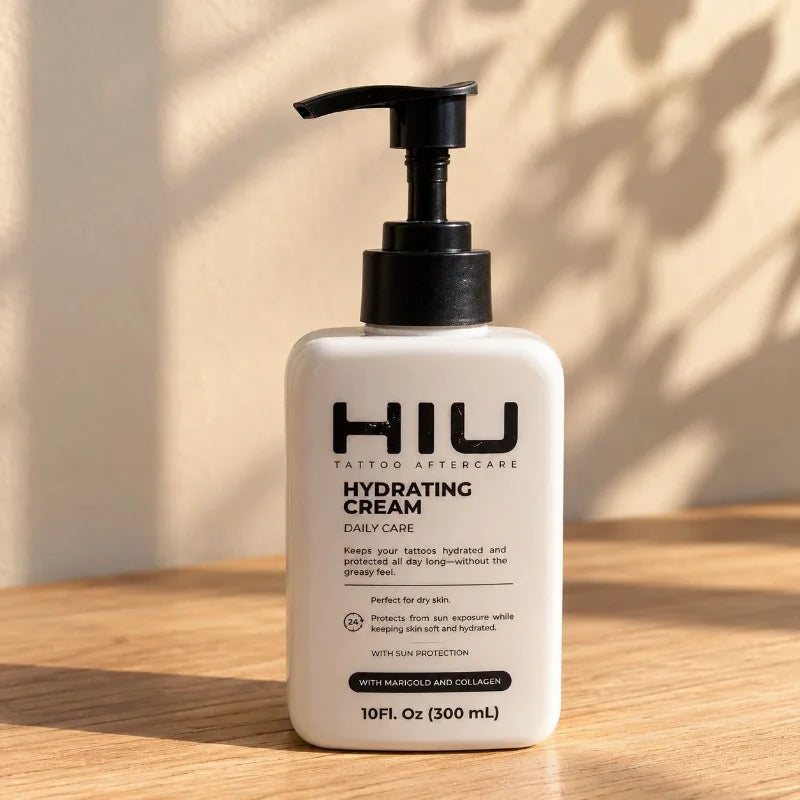 La crema hidratante HIU de 300 ml sobre una superficie de madera, con luz de ventana (imagen creada con IA a partir del empaque).
