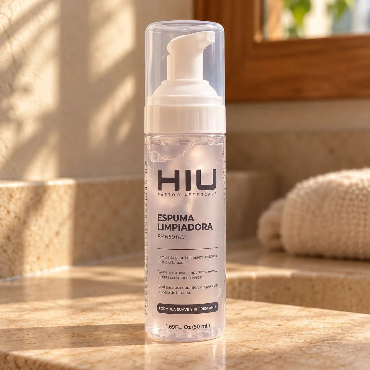 Espuma limpiadora HIU de 50 ml junto al lavamanos; escena editorial recreada con IA.