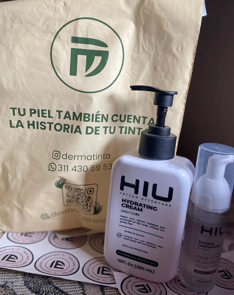 Foto real del kit: bolsa Dermatinta, crema hidratante HIU y espuma limpiadora HIU.